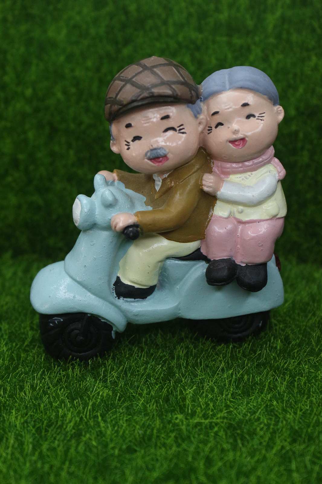 Grand Parents On Scooter 9.5cm