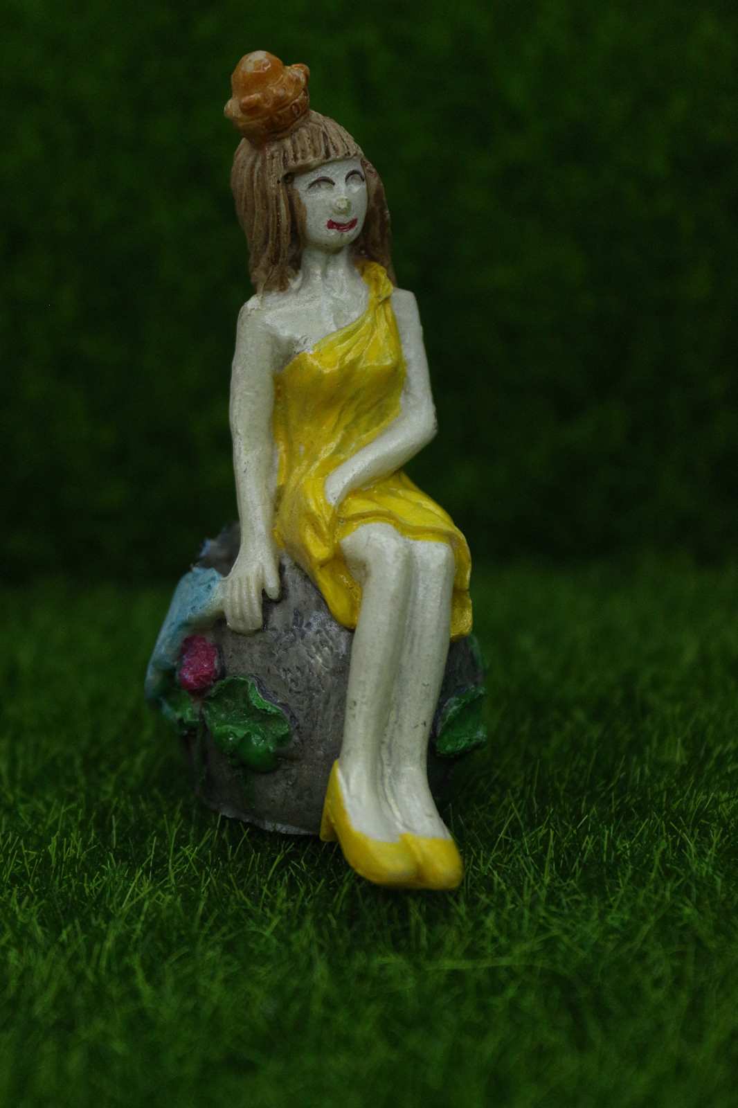 Girl on Stone Yellow 8cm